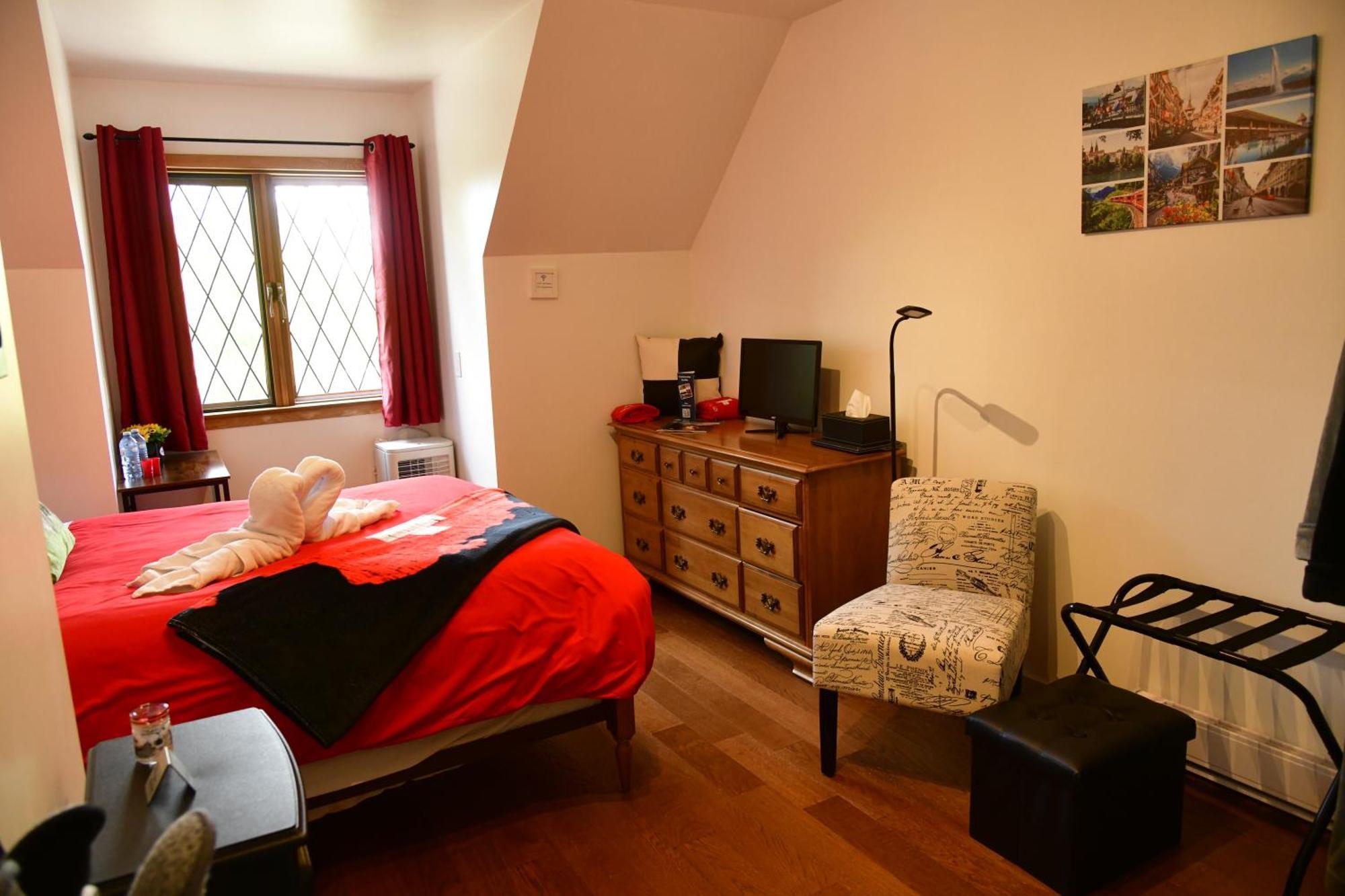 The Blue Cottage B&B Seventy Mile House エクステリア 写真