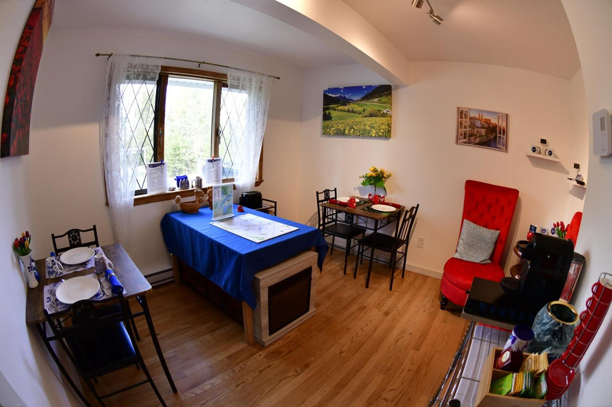 The Blue Cottage B&B Seventy Mile House エクステリア 写真