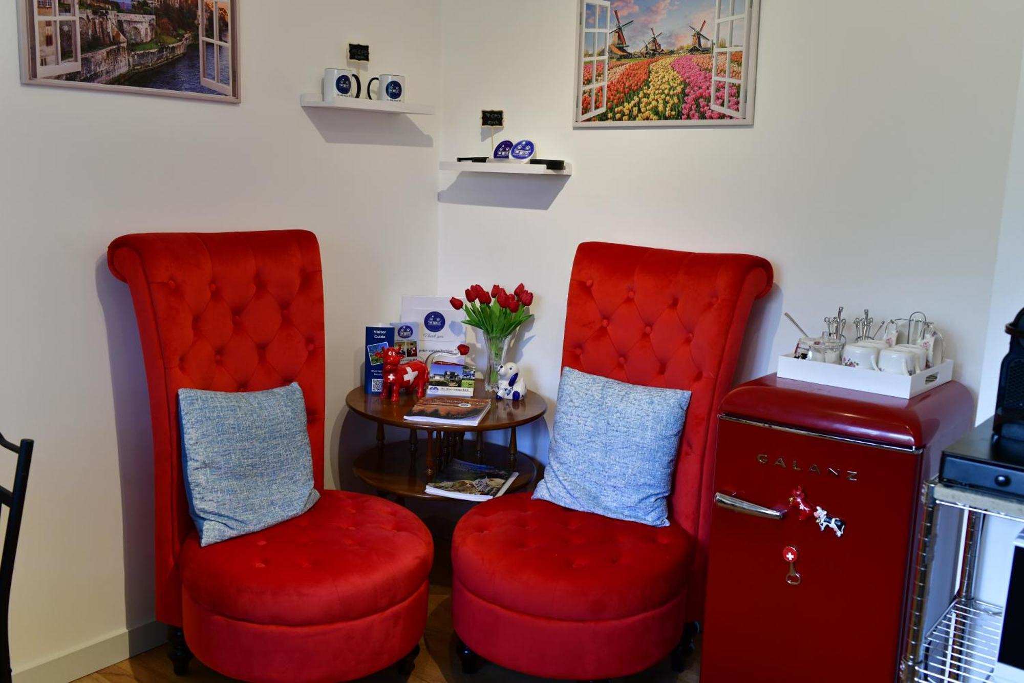 The Blue Cottage B&B Seventy Mile House エクステリア 写真