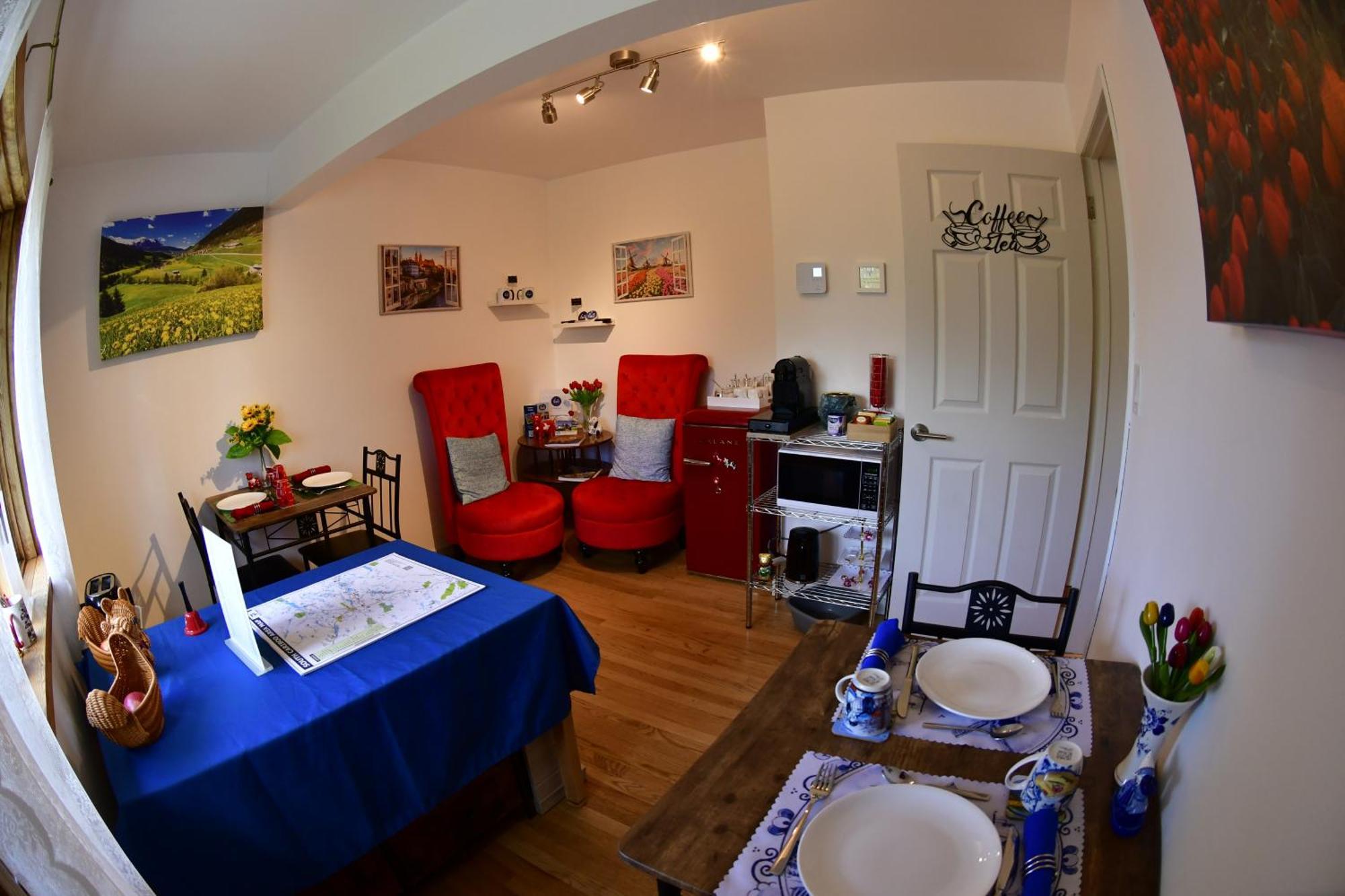 The Blue Cottage B&B Seventy Mile House エクステリア 写真